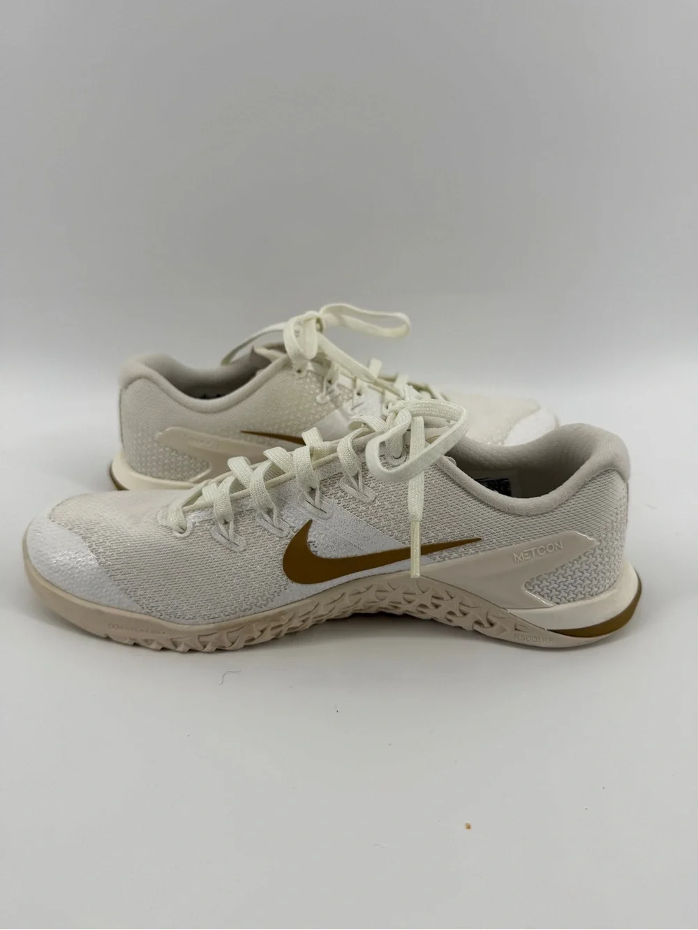 Nike Women’s Gymcore Athleisure Sporty Cream/Gold Athletic Training Shoes Sz8